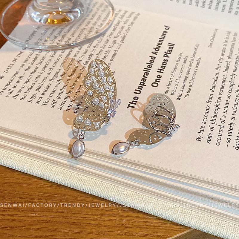 Miniature zircon pearl butterfly earrings, femininity, pierced earbone clip earrings.