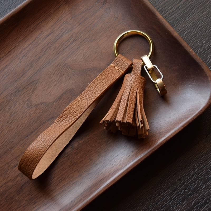 Originální francouzský kozí semišový ručně vyrobený střapec, přívěsek na klíče od auta, ozdoba dámské kabelky, zakázková dárková klíčenka.