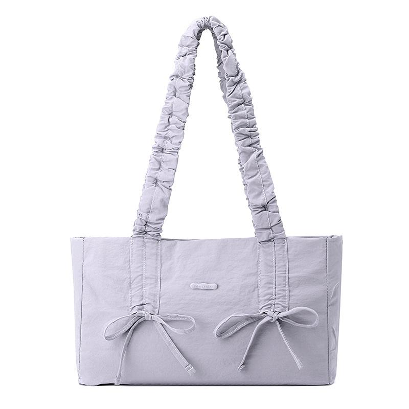 Han Suxi ma tę samą słodką, małą i świeżą plisowaną kokardkę, damską torbę na ramię i worek ściągany o dużej pojemności.