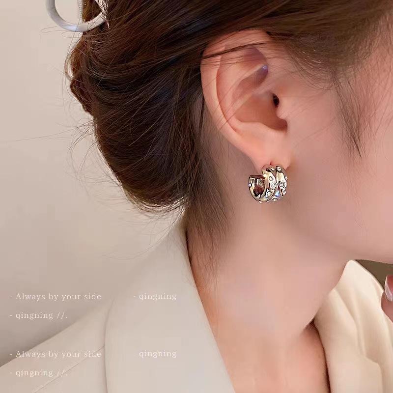 

Diamond-encrusted geometric stud earrings women s niche design sense light luxury earrings trendy temperament simple cold wind earrings