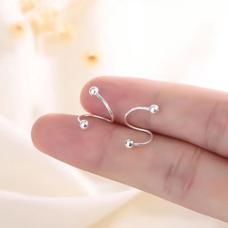 

Stylish Korean Star Metal Earrings: Minimalist Fall/Winter Design for a Chic Commute