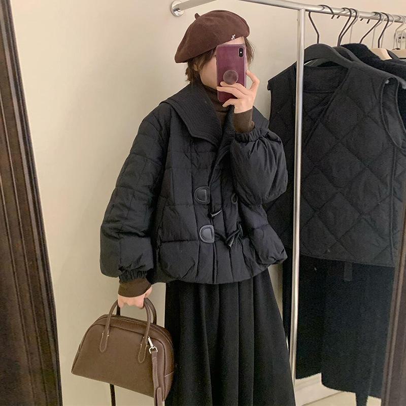 

Укороченный пуховик с отложным воротником и угловой пряжкой женский 2025 зима новый милый и стройнящий утолщенный пух белой утки теплая куртка трендовый S чёрный