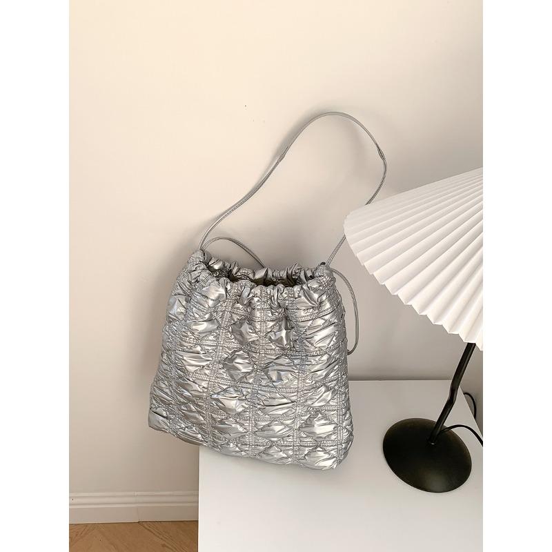 

New bundle pleated handbag rhombus women s commuter shoulder large bag plaid large capacity tote bag women срібний