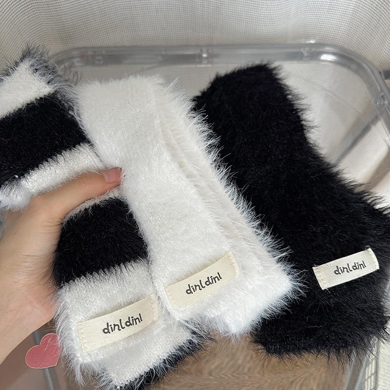 Falling Pool Knitwear Black & White Fluffy Narrow Stripe Scarf – Versatile Y2K Style for Women