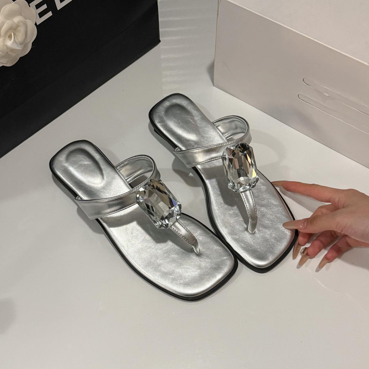 

Fashion Metal Decorate Women Slippers Summer Beach Slippers Flip Flops Female Outdoor Luxury Flat Sandals Home Slides Women 43 срібний