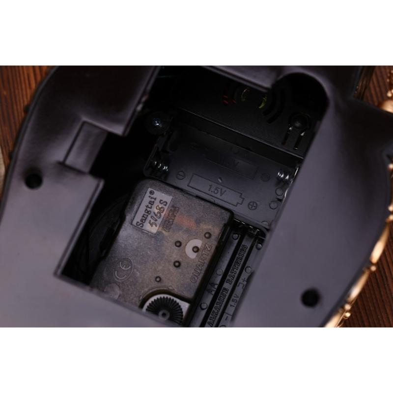 Musikalische stündlich klingende Tischuhr mit Schnitzereien Europäisches Muster und Pendel Kaminuhr für Heim-Bibliotheksdekorationen