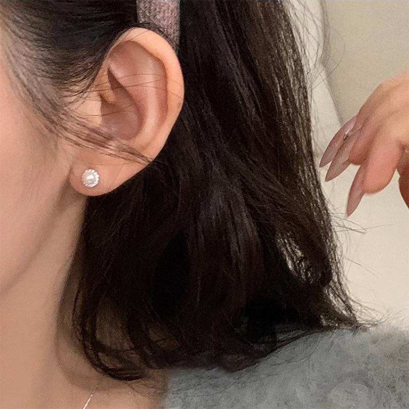 Korean Exquisite Pearl Zircon Earrings: Retro Fashion Design for Women