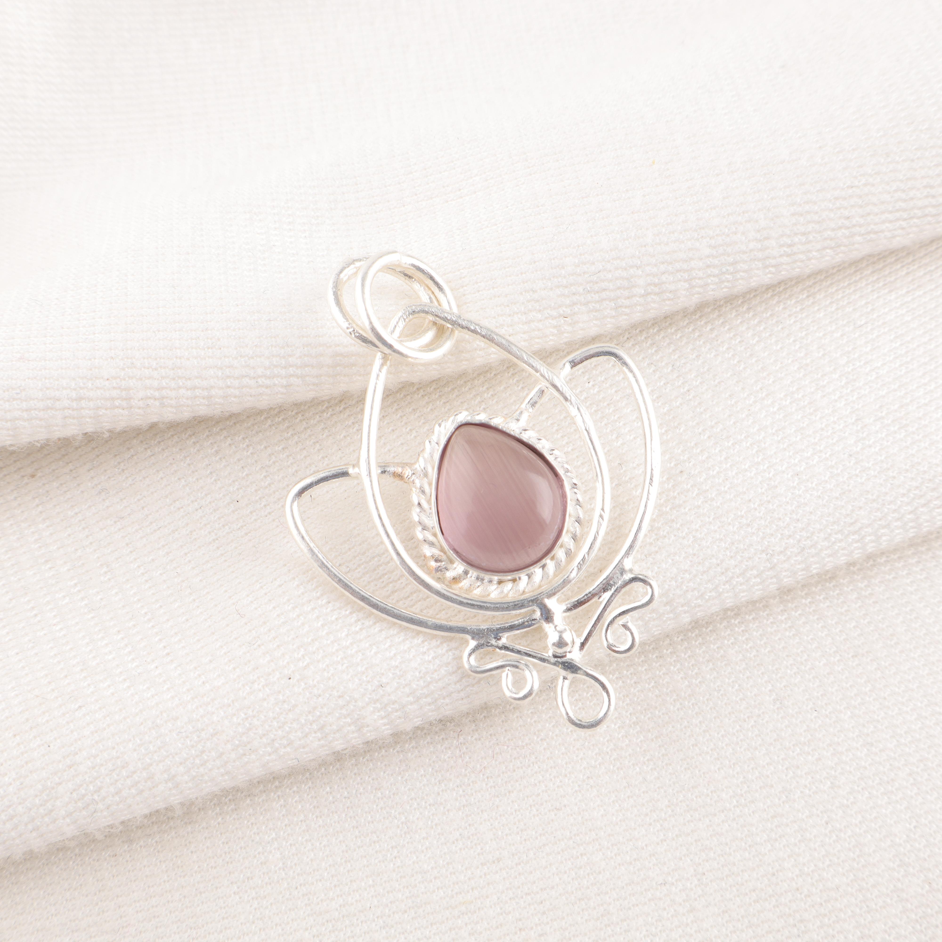 

Кулон из серебра 925 пробы с фиолетовым кошачьим глазом, Ювелирные изделия ручной работы из серебра, Великолепные ювелирные изделия с камнем кошачий глаз для нее 1.44 Inches фиолетовый