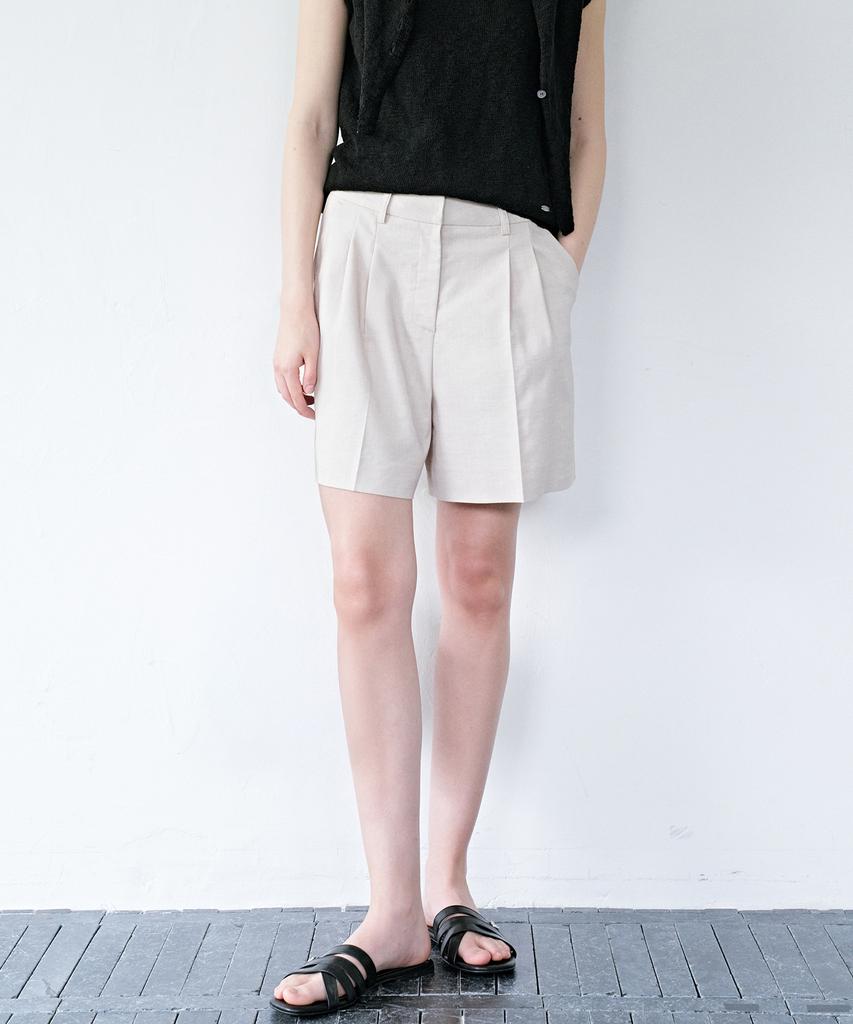 Leumeme Sable Two Tuck Shorts Beige
