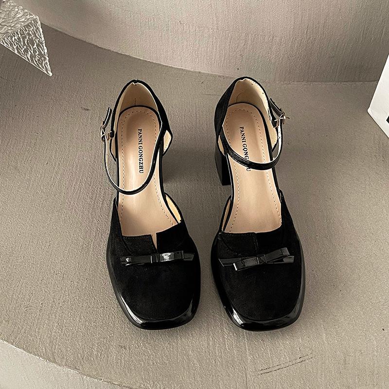 Retro boty Mary Jane na silném podpatku 2025 jarní nové jednoslovné zapínání na přezku vysoký podpatek neunaví nohy duté sandály s uzavřenou špičkou pro ženy