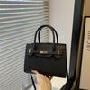 Womens Large Capacity Shoulder Bag With Detail And Inner Phone Pocket For Street Style
