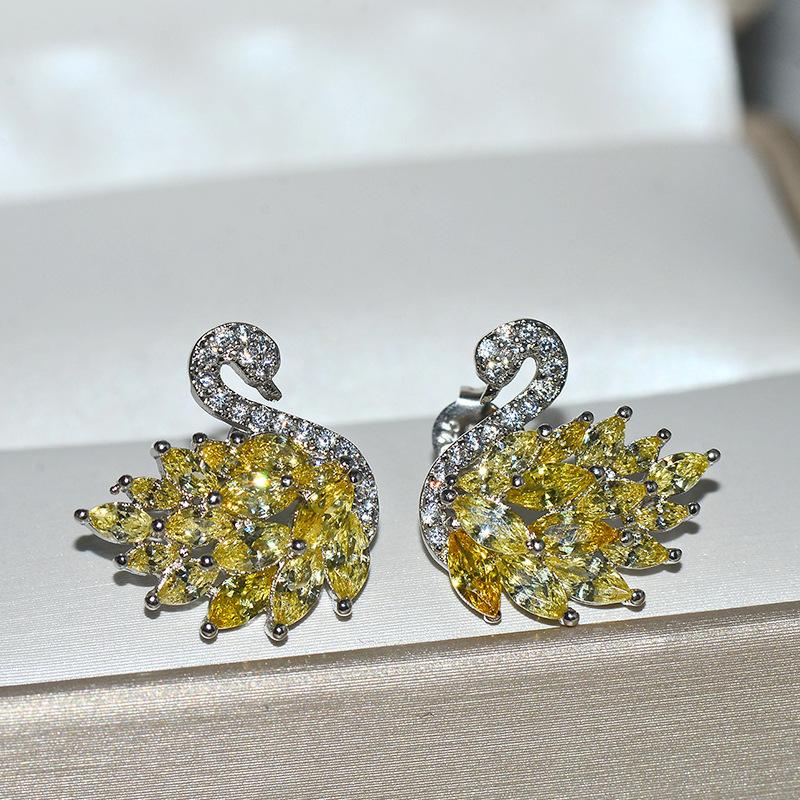 

Серьги-иглы из серебра с лебедем из циркона, серьги-аксессуары, серьги с индивидуальным темпераментом