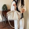 Einfarbige Kordelzug-Handtasche Damen-Schultertasche Große Kapazität Pendler-Crossbody-Tasche