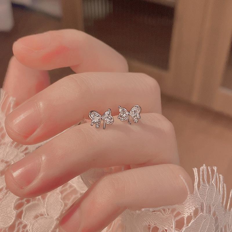 

Elegant 2025 Sparkling Diamond Bow Earrings for Women: Chic, Versatile, and Light Luxury Fashion Trend