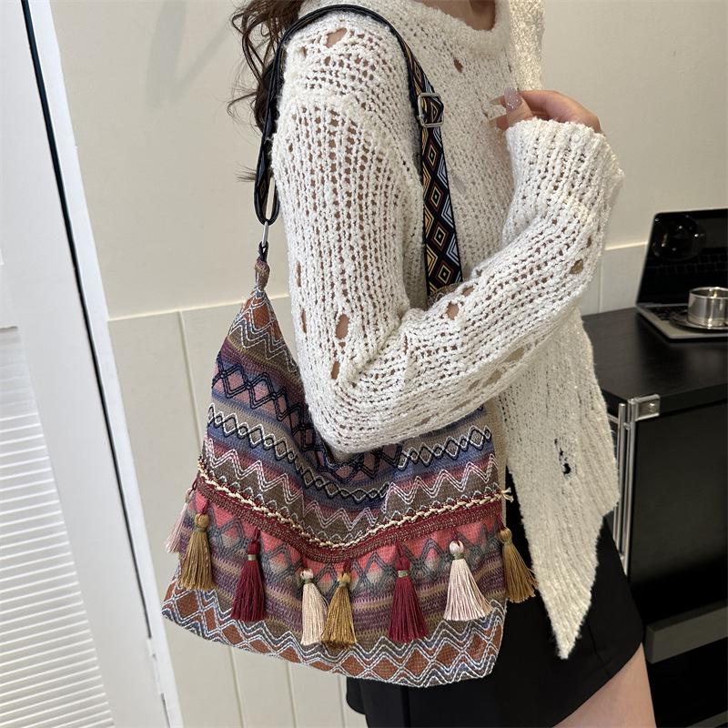 2024 Spring Women's Retro Ethnic Style Shoulder Crossbody Tote: Fashionable, Large Capacity
