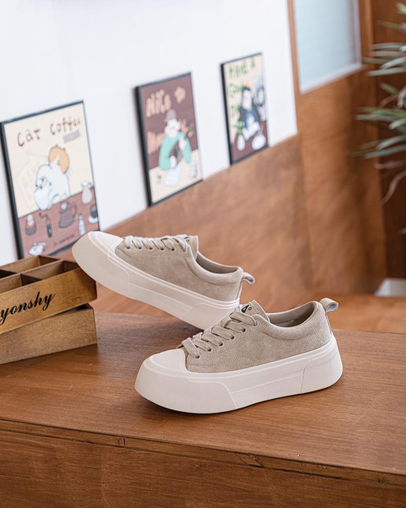 2025 autumn new leather muffin thick baseplate shoes women's retro versatile senior sense sports and leisure white shoes