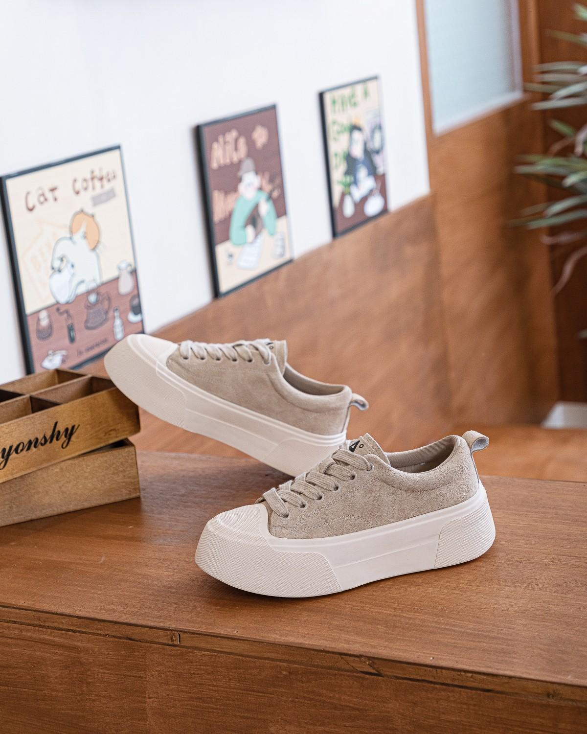 

2025 autumn new leather muffin thick baseplate shoes women s retro versatile senior sense sports and leisure white shoes 35