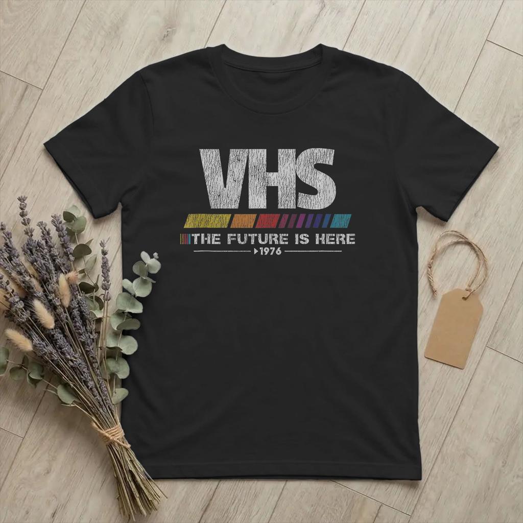 VHS-Kassette Die Zukunft ist da 1976 T-Shirt Unisex 100% Baumwolle Humor T-Shirt Rundhals Video Abgenutztes T-Shirt Kurzarm Kleidung