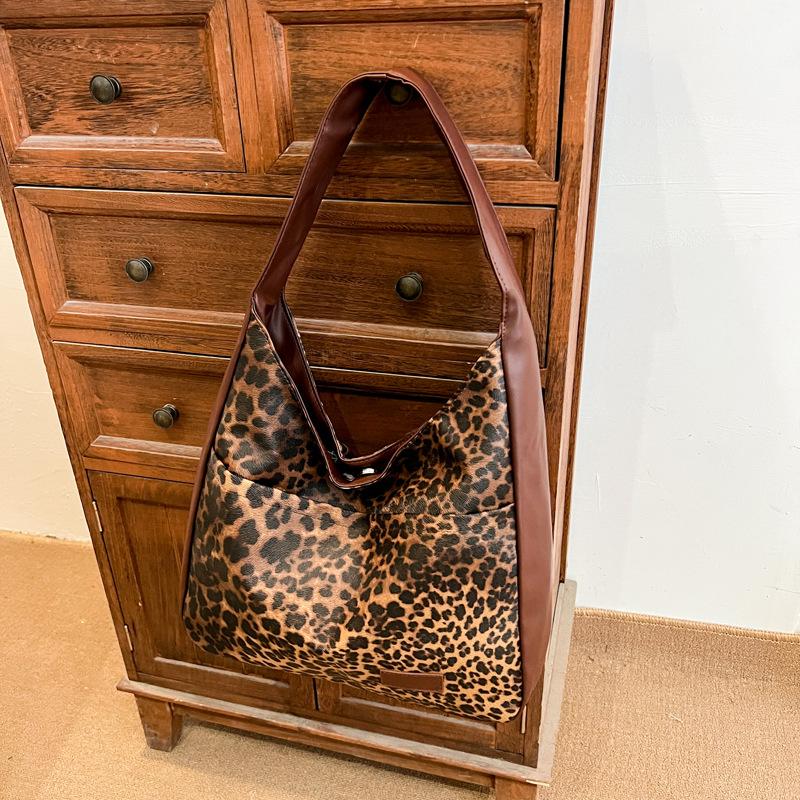

Leopard print shoulder bag large capacity fashion trend underarm bag versatile casual hand bag women s bag коричневий