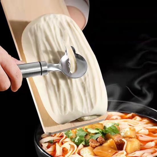 Nudelteigschneider mit Aufhängeloch Edelstahl Manuell Pasta Teigschneider für gleichmäßiges Nudelschneiden Gemüsehackmesser Küchenhelfer