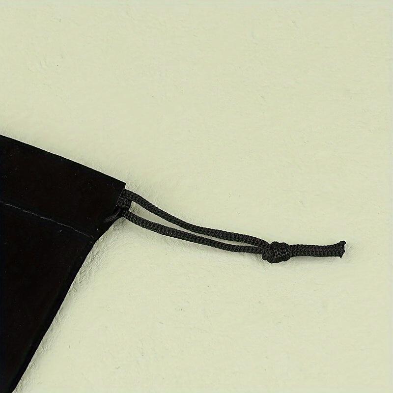 Elegantní černá sametová dárková taška na párty se stahovací šňůrkou se složitým potiskem – ideální pro šperky nebo malé párty