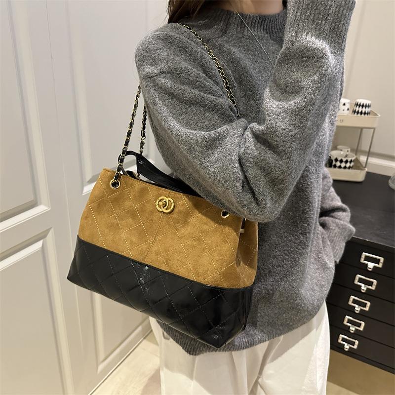 Premium large-capacity bag women's new versatile chain messenger bag fashionable commuter shoulder armpit bag