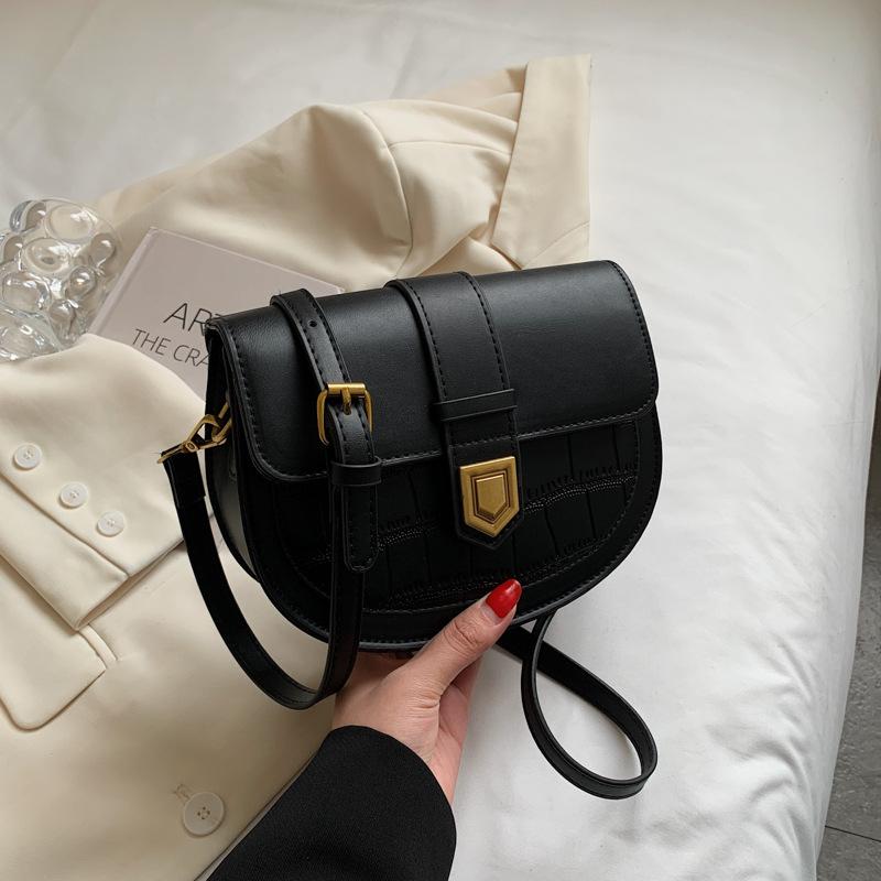 

Ретро французская сумка через плечо Женская весна 2025 новая модная нишевая сумка-седло универсальная сумка-мессенджер 8050 чёрный