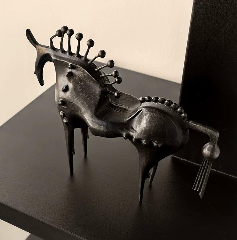 Handmade Iron Animal Sculpture Art Crafts Abstract Horse Stinging Horses Metal Decorative Figurines Home Decoration Accessories