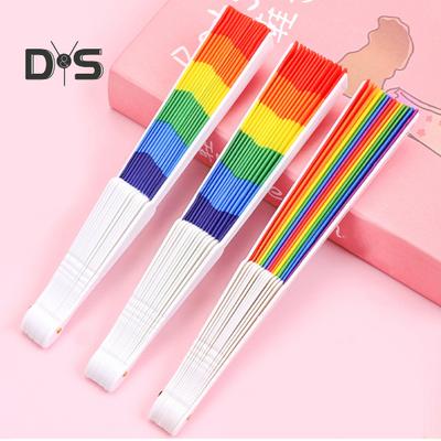 Regenbogen-Faltventilator, tragbar, aus Kunststoff, handgehalten, bunt, für den Sommer, Dekoration, Tanz-Performance-Requisiten, Party-Kostümzubehör