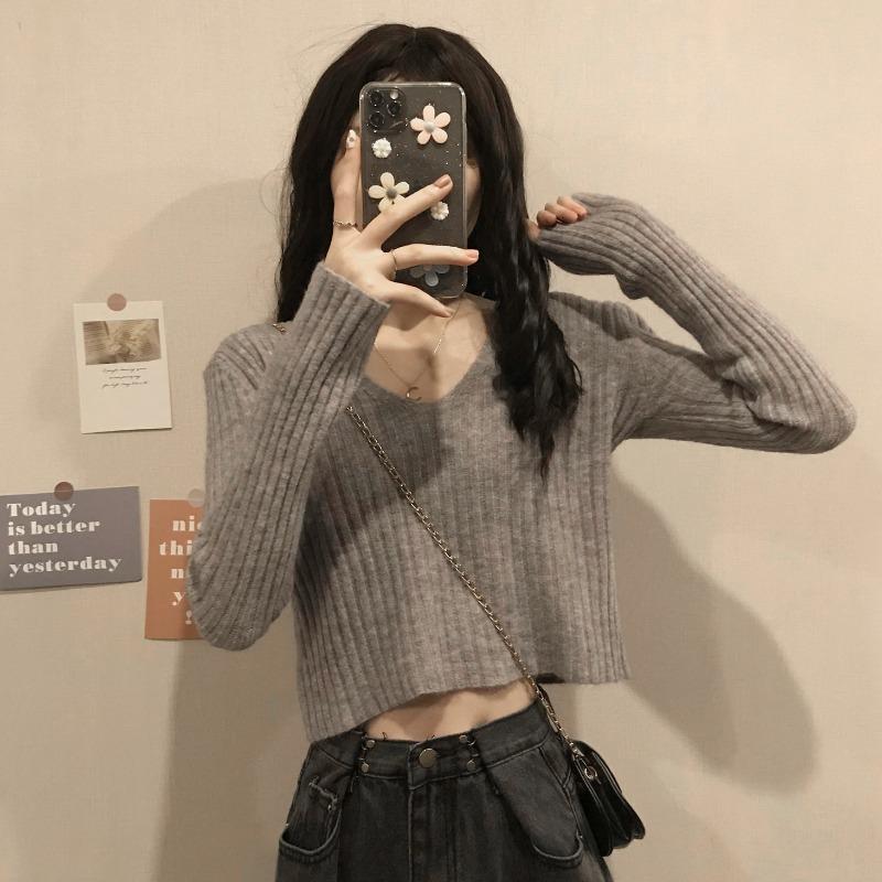 V-neck inner solid color knitted sweater women's autumn and winter 2025 new design niche sweater short
