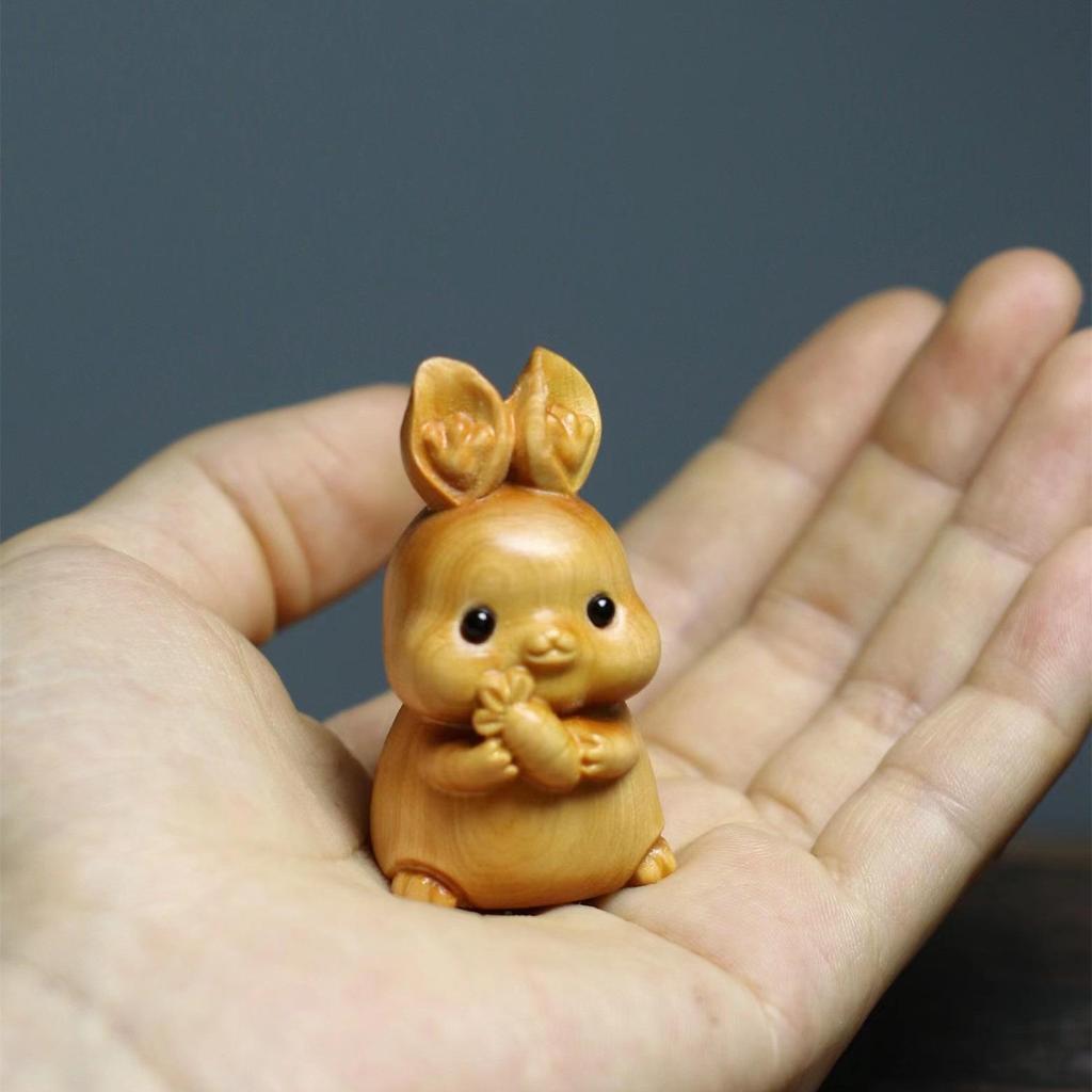 Thuja Wood Zodiac Animals: Rzeźbione wisiorki z motywem Kaczora Donalda i Myszki Miki.