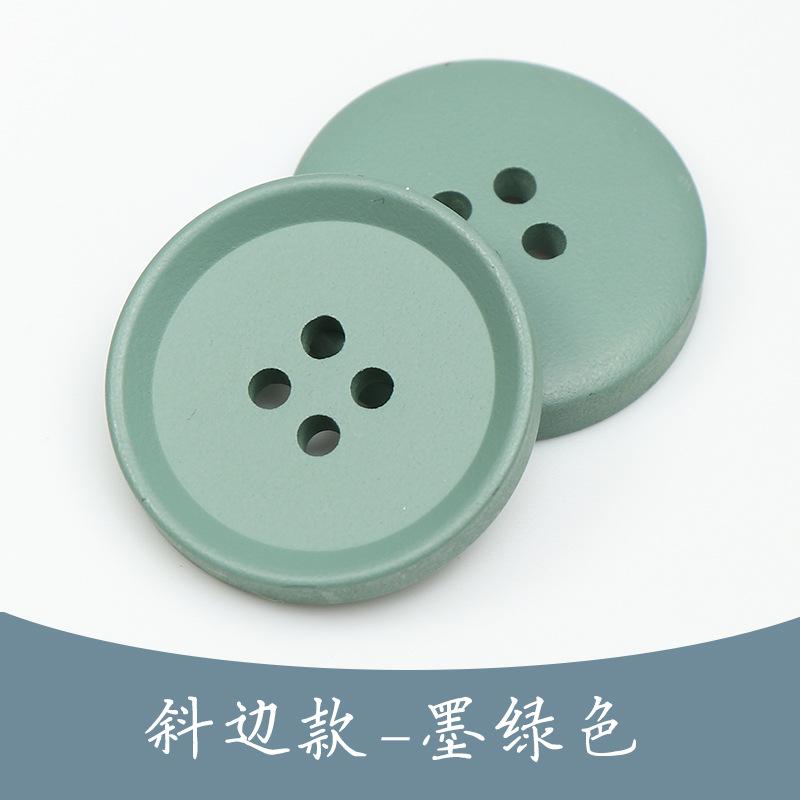 Svarta trenchcoat med hartsknappar, kostymimitation, hornknappar, färgade fyröglade knappar i exklusivt ullmönster