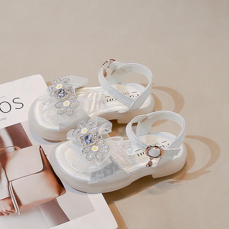 Girls sandals 2025 summer new middle and older children's beach shoes foreign soft-soled princess shoes girls fashion crystal shoes