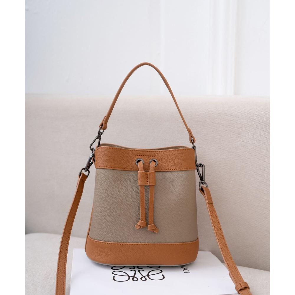 

Кожаные женские сумки, сумки-ведра, новые нишевые сумки через плечо, высококачественные фактурные сумки-портфели, модные и универсальные сумки-ведра. 22*12*20 серый