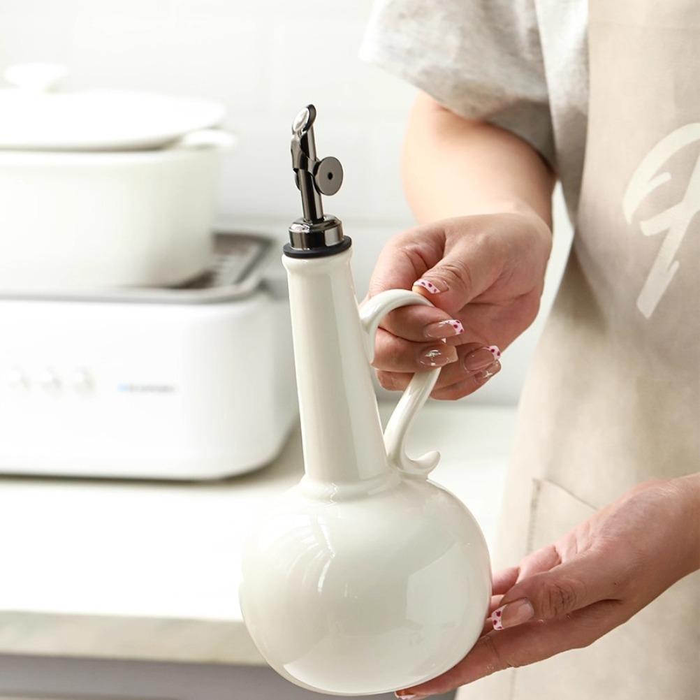 Nordic Ceramic Oil Bottle Kitchen Oil Spray Bottle High Temperature Resistance Soy Sauce Vinegar Bottles Kitchens Accessories