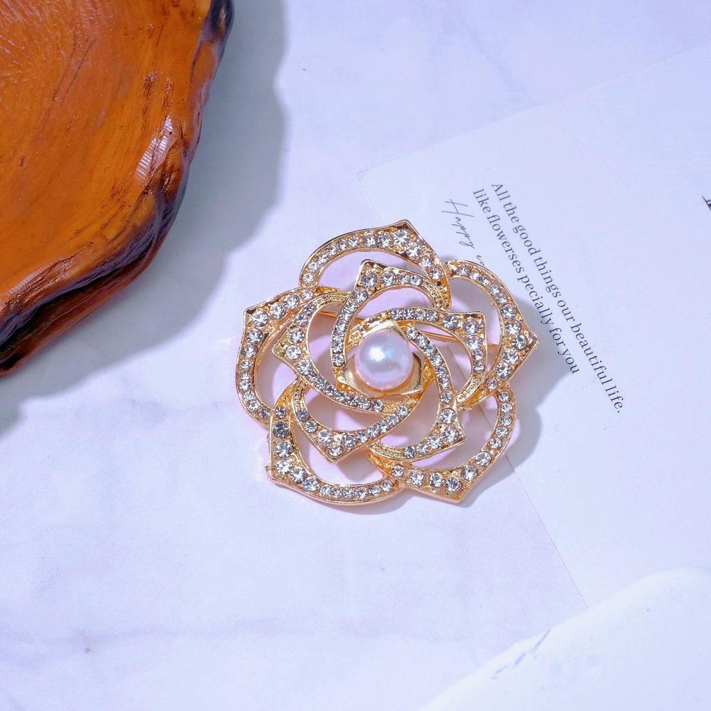 Korean Vintage Rhinestone Pearl Rose Brooch, High-End Scarf Buckle, Versatile Alloy Corsage in Little Fragrant Style