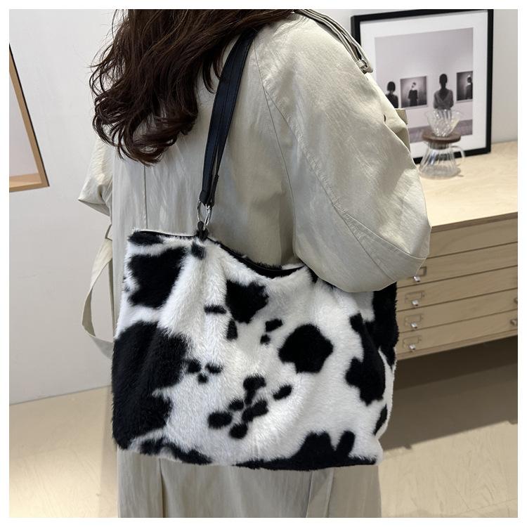 Trendy Plush Large Capacity Tote Bag for Women Soft Textured Shoulder Handbag Casual Daily Fashion Purse CLE