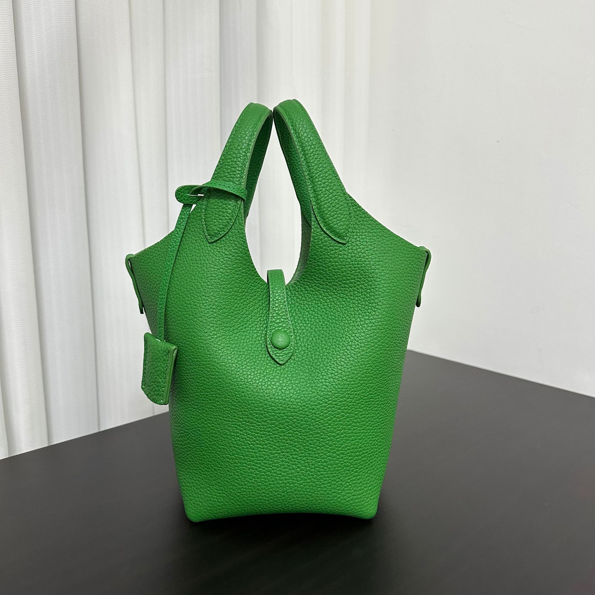 

2025 Нова Нішева Сумка-Відро Стилю Old Money з Великою Місткістю для Овочів зі Шаром Baotou з Личі Шкіри Корови для Поїздок на Роботу 38x29x19cm зелений