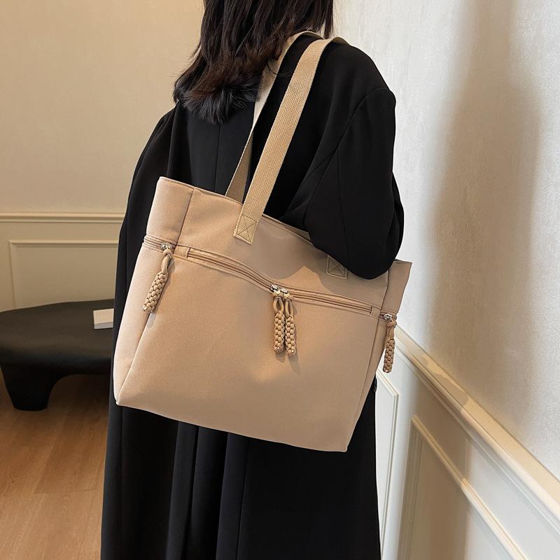 Tote bag women's popular winter new casual simple large-capacity commuter shoulder bag fashion contrasting color commuter bag