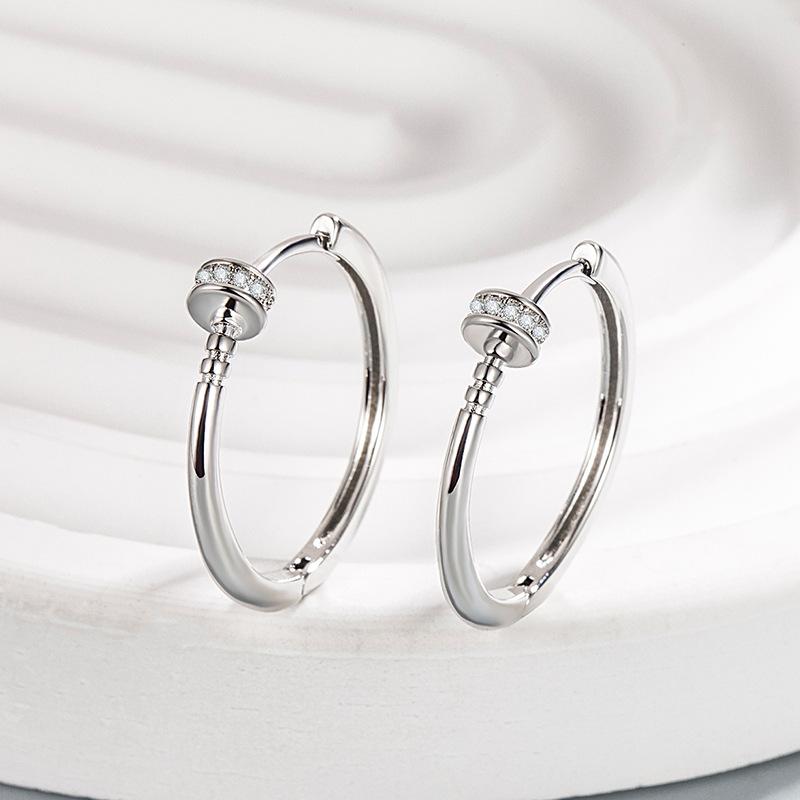 

Женские модные серьги-гвоздики с геометрической круглой отделкой и бриллиантами, простые геометрические серьги в стиле темперамент белого золота