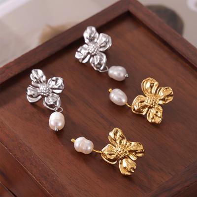 Blumenohrringe aus Titanstahl für Damen, minimalistisches Design, Retro-Süßwasserperlen-Ohrringe, Farbbeständigkeit