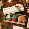 Kreatives 3-teiliges handgefertigtes duftendes Weihnachts-Kerzen-Geschenkset. Grüner Weihnachtsbaum, Weißes Reh. Ingwerbonbon-Mann. Grüne Handschuhe.