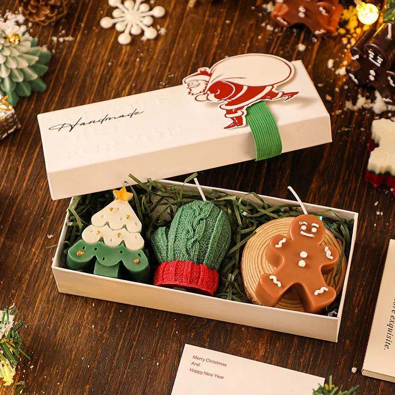 Kreatives 3-teiliges handgefertigtes duftendes Weihnachts-Kerzen-Geschenkset. Grüner Weihnachtsbaum, Weißes Reh. Ingwerbonbon-Mann. Grüne Handschuhe.
