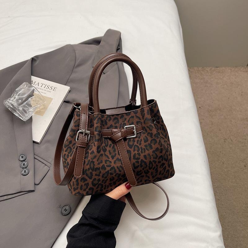 

Сумка с леопардовым принтом женская осень-зима 2025 новая универсальная нишевая дизайнерская сумка через плечо, популярная портативная сумка-ведро темно-коричневого