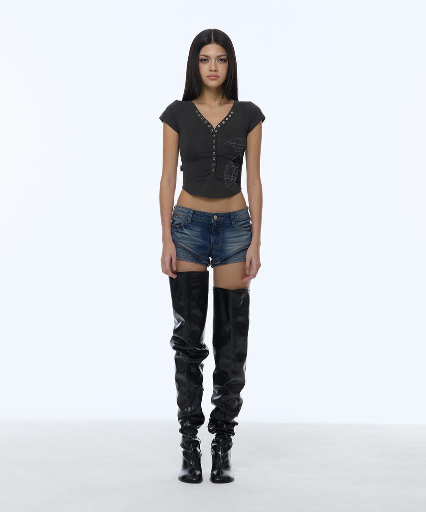 Gillaakaibeu Lace Cross Patched Button Crop T-Shirts_Charcoal