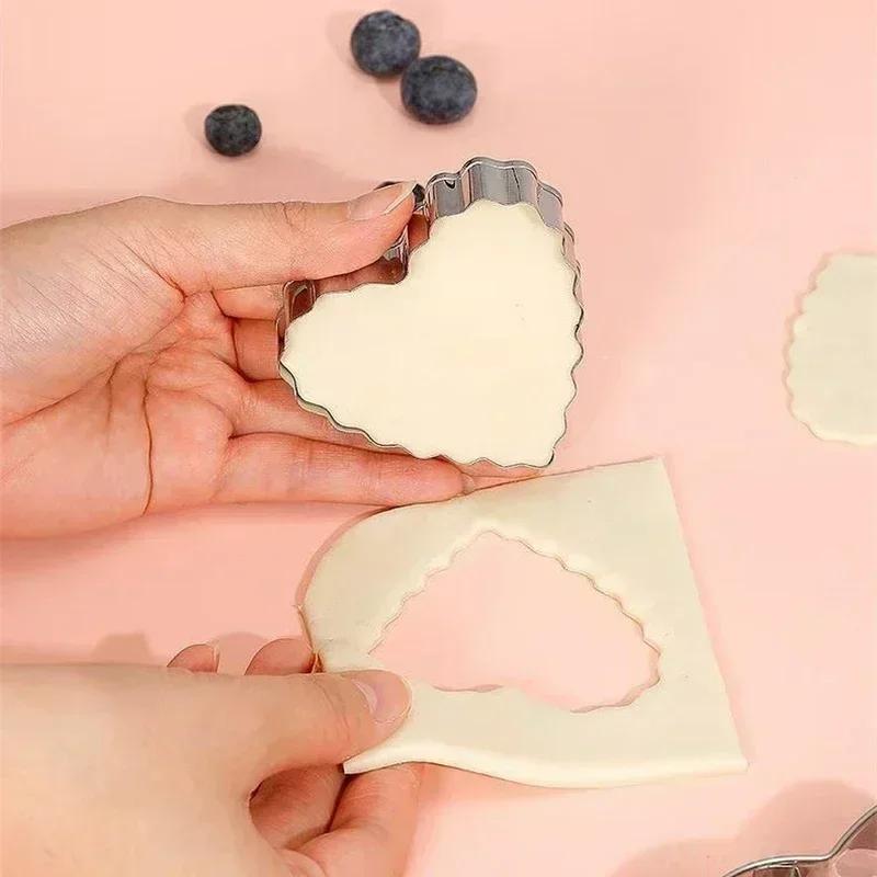 Love Heart Stainless Steel Cookie Cutter Mould DIY Wave Heart Shape Biscuit Mold Fondant Pastry Cake Decorating Baking Tool
