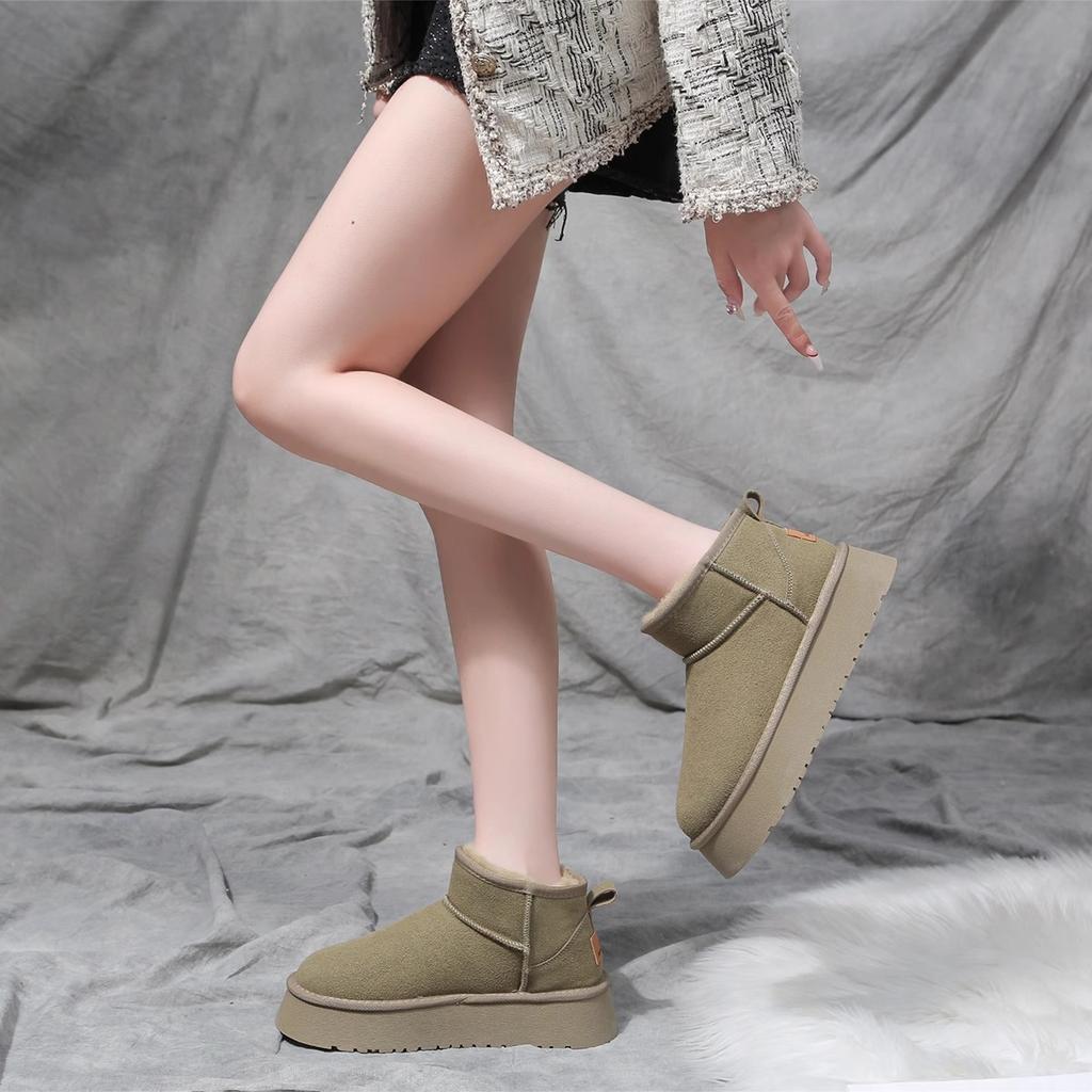 Snow boots women's 2025 new boots, thickened soles to increase height, snow cotton shoes, winter warm and velvet waterproof bread shoes