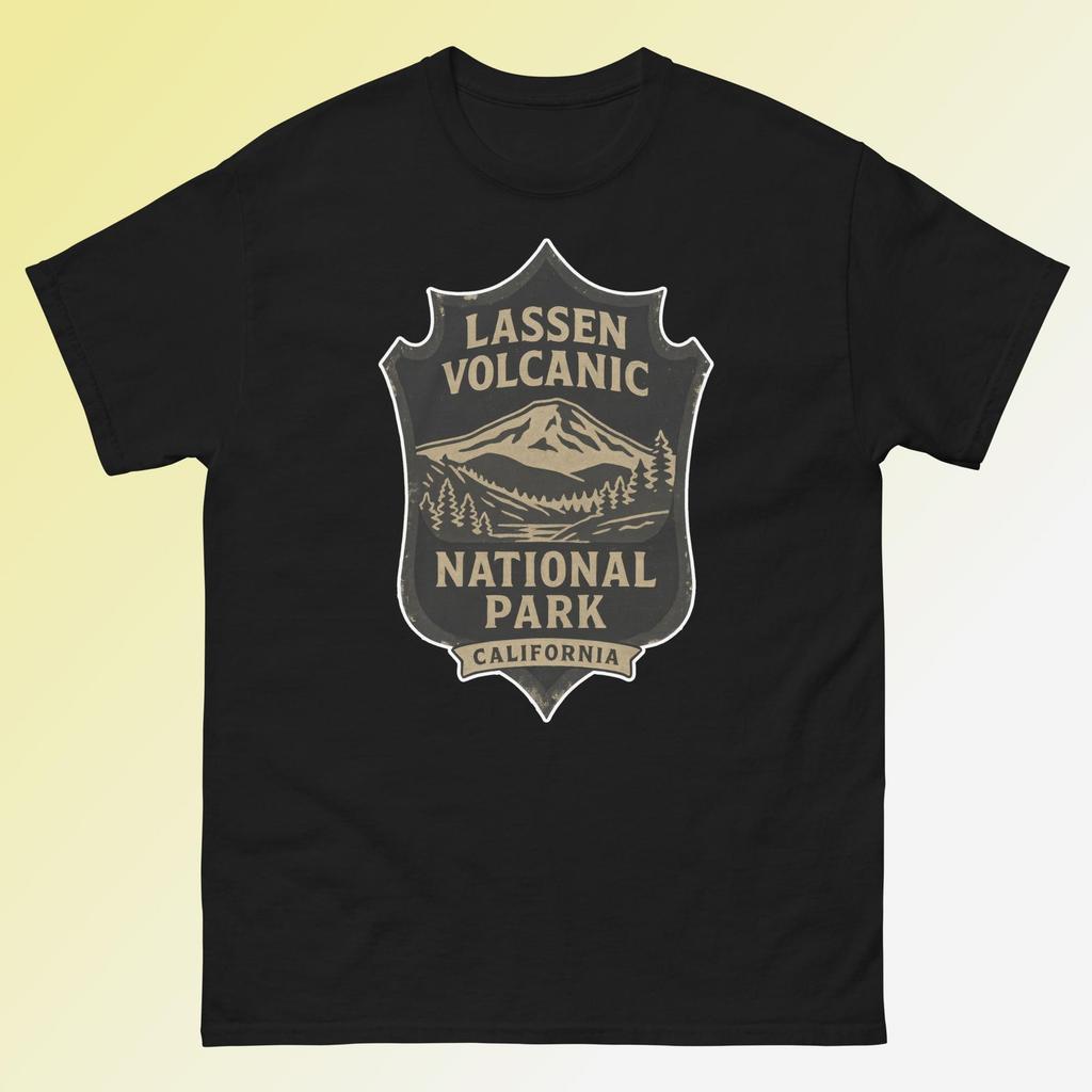 Lassen Volcanic National Park – California Retro Badge D1 - Unisex T-Shirt