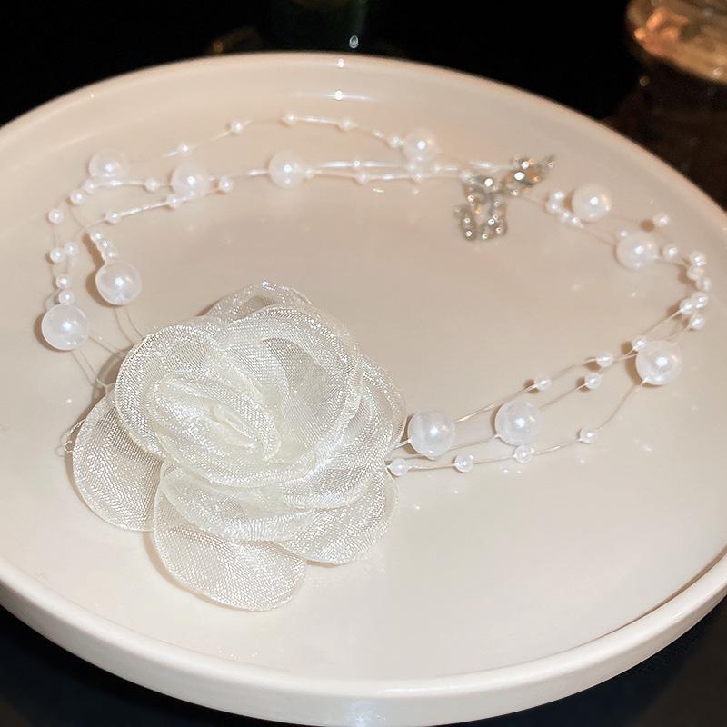 Trójwarstwowy naszyjnik choker z siateczki z kwiatem ze sztucznych pereł: Elegancki słodki styl dla kobiet