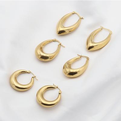 Boucles d'oreilles creuses en forme de U en acier titane de luxe léger Sens du design de niche Bijoux d'oreille 18K Faits à la main